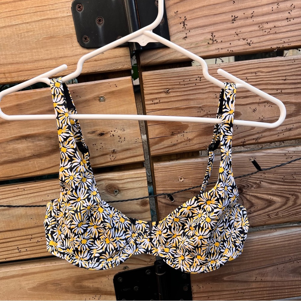 CUUP Underwire Floral Bikini Top with Yellow and White Daisies